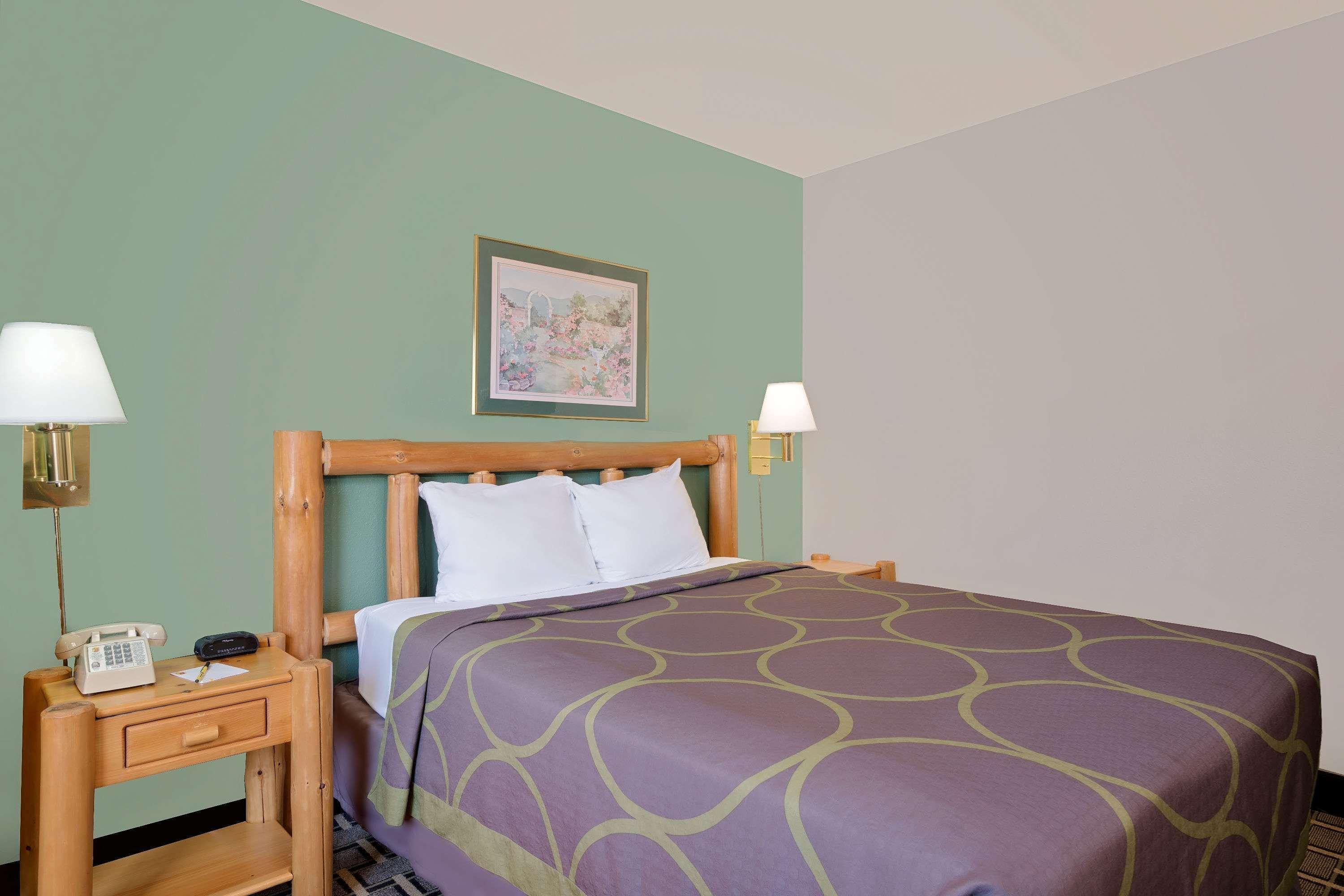 Super 8 By Wyndham Cloquet Hotel Exterior photo